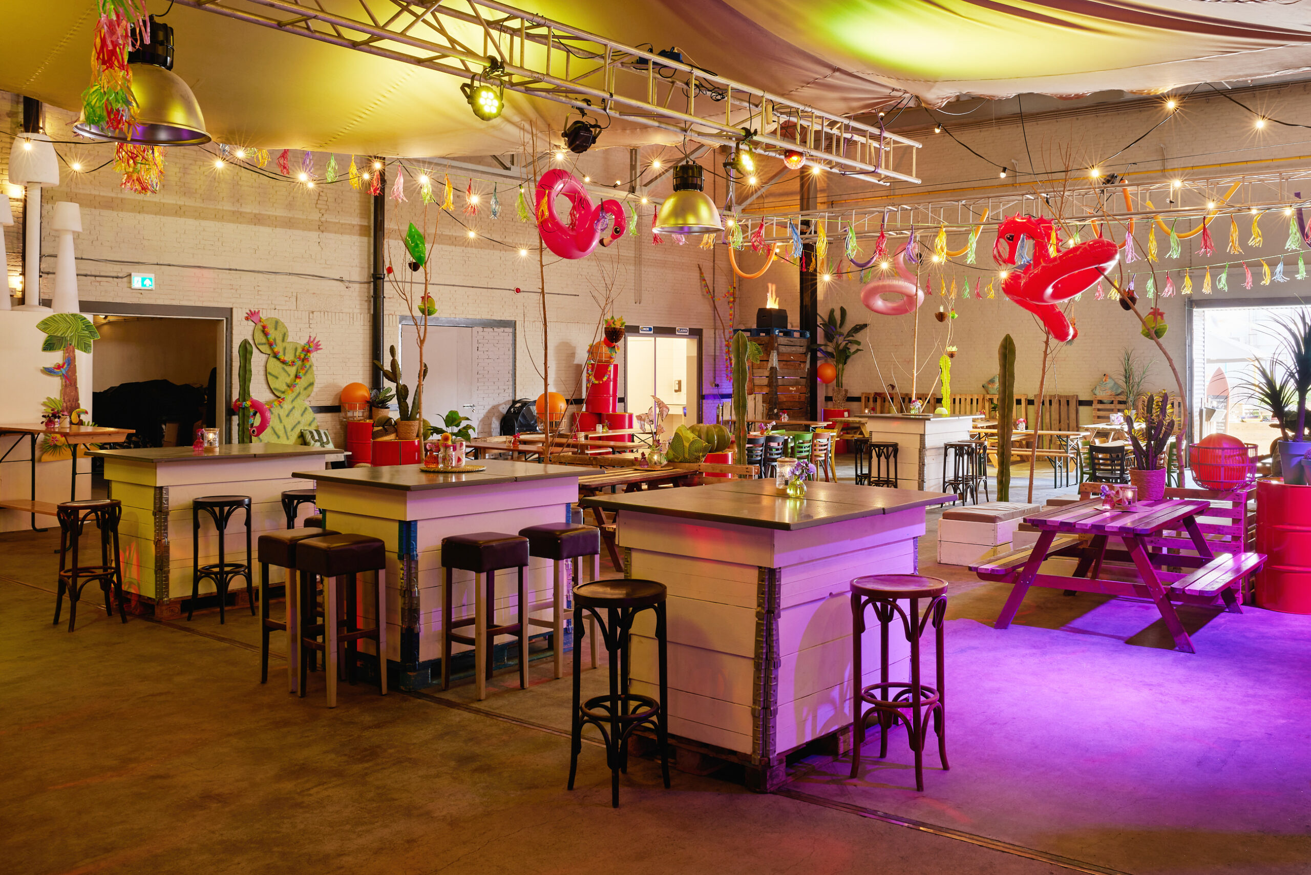 04 - ´┐╝WEB - Hal 3 in Feestopstelling met buitenbar - 06-07-23